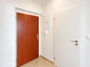 Pronájem bytu 1+kk, Praha - Hloubětín, Nademlejnská, 26 m2