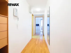 Pronájem bytu 1+kk, Praha - Žižkov, Ke kapslovně, 38 m2