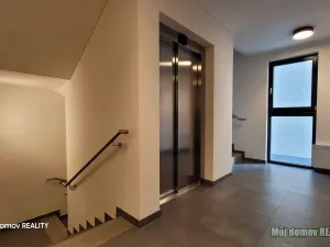Pronájem bytu 1+kk, Praha - Modřany, Komořanská, 36 m2