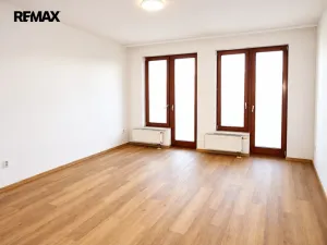 Pronájem bytu 1+kk, Praha - Strašnice, Názovská, 36 m2