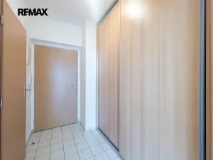 Pronájem bytu 1+kk, Praha - Horní Měcholupy, Padovská, 32 m2