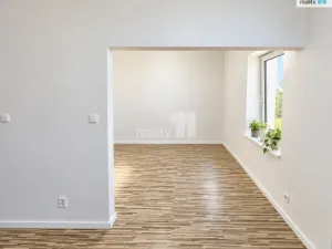 Pronájem bytu 1+kk, Praha - Hrdlořezy, Českobrodská, 28 m2
