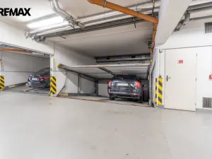 Pronájem garážového stání, Praha - Libeň, Kašparovo náměstí, 12 m2