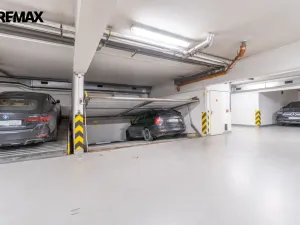 Pronájem garážového stání, Praha - Libeň, Kašparovo náměstí, 12 m2