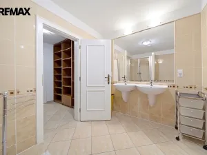 Prodej bytu 3+1, Karlovy Vary, Mariánskolázeňská, 141 m2