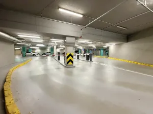 Pronájem garážového stání, Brno, Fuchsova, 12 m2