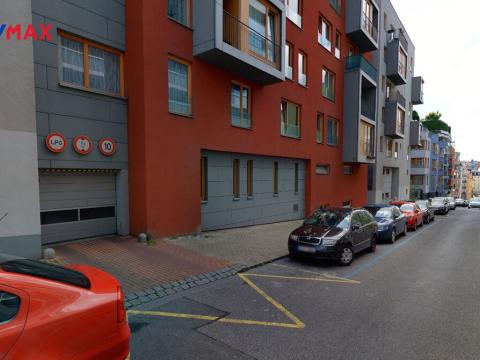 Pronájem garážového stání, Praha - Žižkov, Jeseniova, 13 m2