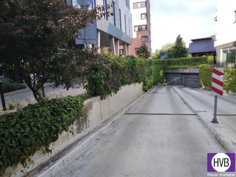 Prodej garážového stání, Praha - Holešovice, Jankovcova, 18 m2