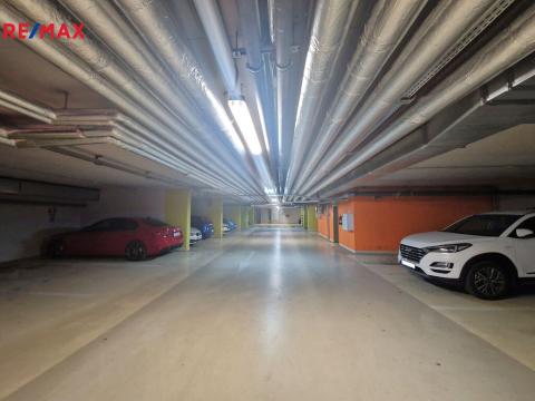 Pronájem garážového stání, Praha, Sluneční náměstí, 13 m2