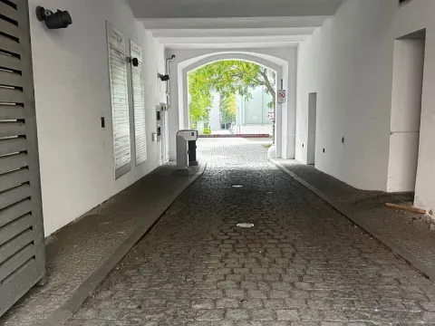 Pronájem garážového stání, Praha - Vinohrady, Korunní, 10 m2