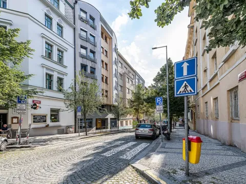 Pronájem garážového stání, Praha - Vinohrady, Záhřebská, 12 m2
