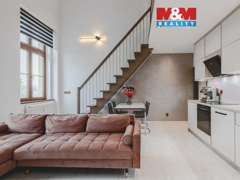 Prodej bytu 2+kk, Klatovy - Klatovy III, Husovo náměstí, 77 m2
