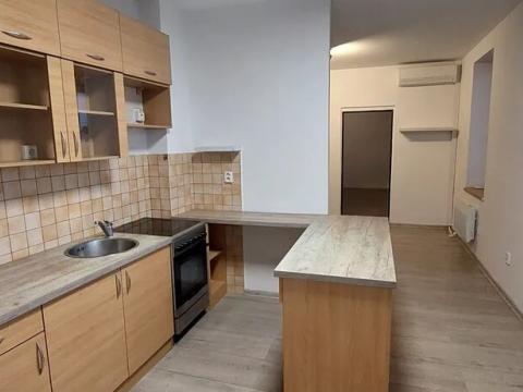 Prodej bytu 2+1, Staré Město, Nádražní, 60 m2