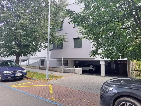 Pronájem garážového stání, Brno, Vančurova, 15 m2