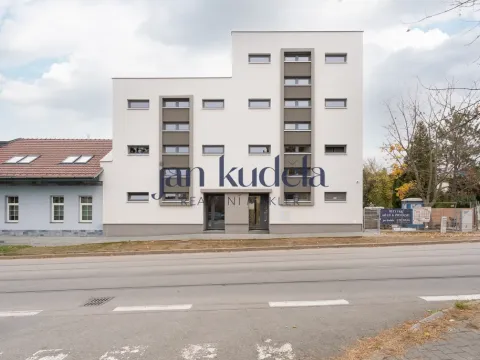 Pronájem garážového stání, Brno - Židenice, Líšeňská, 13 m2