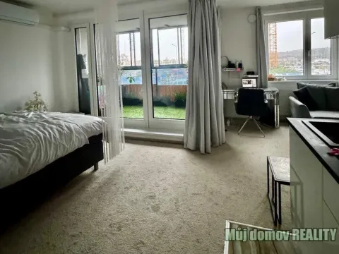 Pronájem bytu 1+kk, Praha - Hloubětín, Poděbradská, 46 m2