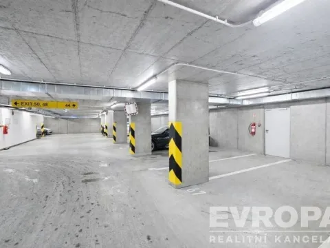 Pronájem garážového stání, Praha - Žižkov, Jeseniova, 13 m2