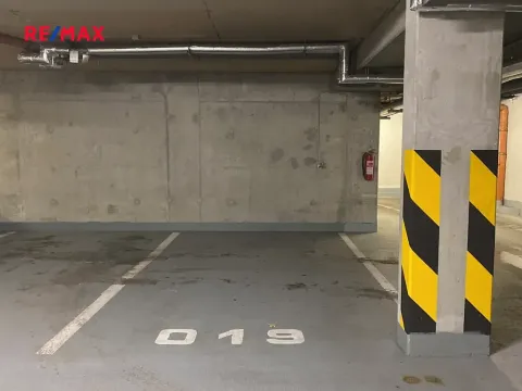 Pronájem garážového stání, Praha - Smíchov, Tomkova, 12 m2