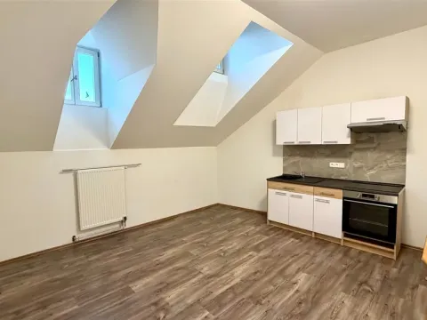 Pronájem bytu 1+kk, Cheb, náměstí Krále Jiřího z Poděbrad, 36 m2