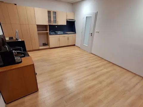 Pronájem kanceláře, Pardubice - Zelené Předměstí, třída Míru, 16 m2