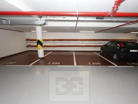 Pronájem garážového stání, Praha - Holešovice, Sanderova, 15 m2