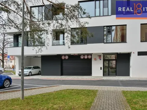 Pronájem garážového stání, Praha, U Petřin, 7 m2