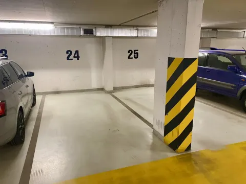 Pronájem garážového stání, Praha - Břevnov, Slavníkova, 12 m2
