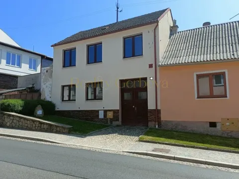 Prodej rodinného domu, Studená, nám. Sv. J. Nepomuckého, 180 m2
