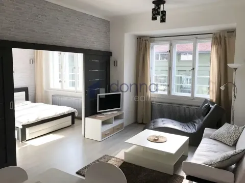 Pronájem bytu 2+kk, Praha, Pernerova, 50 m2