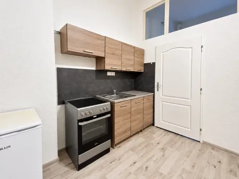 Pronájem bytu 1+1, Karlovy Vary, Zeyerova, 25 m2